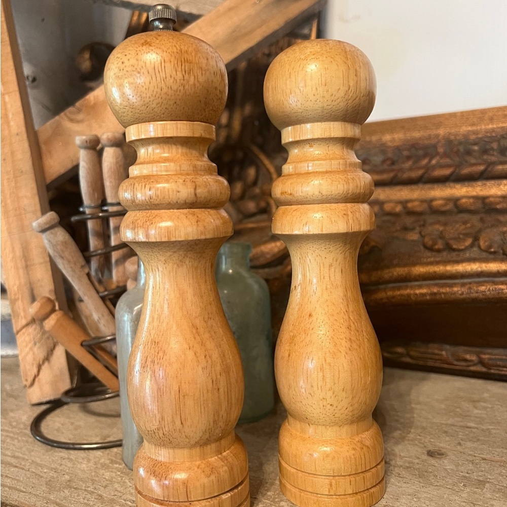 Vintage wood Salt and Pepper Grinder Set